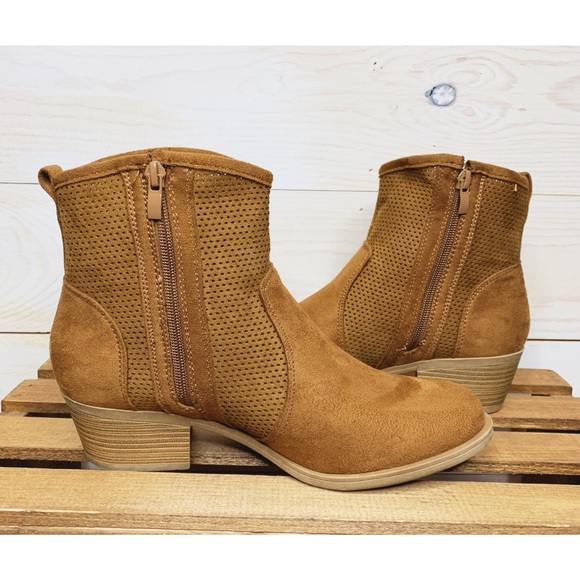 Faux Suede Ankle Boot with 1.5in Heel Size 8.5 - Picture 1 of 7